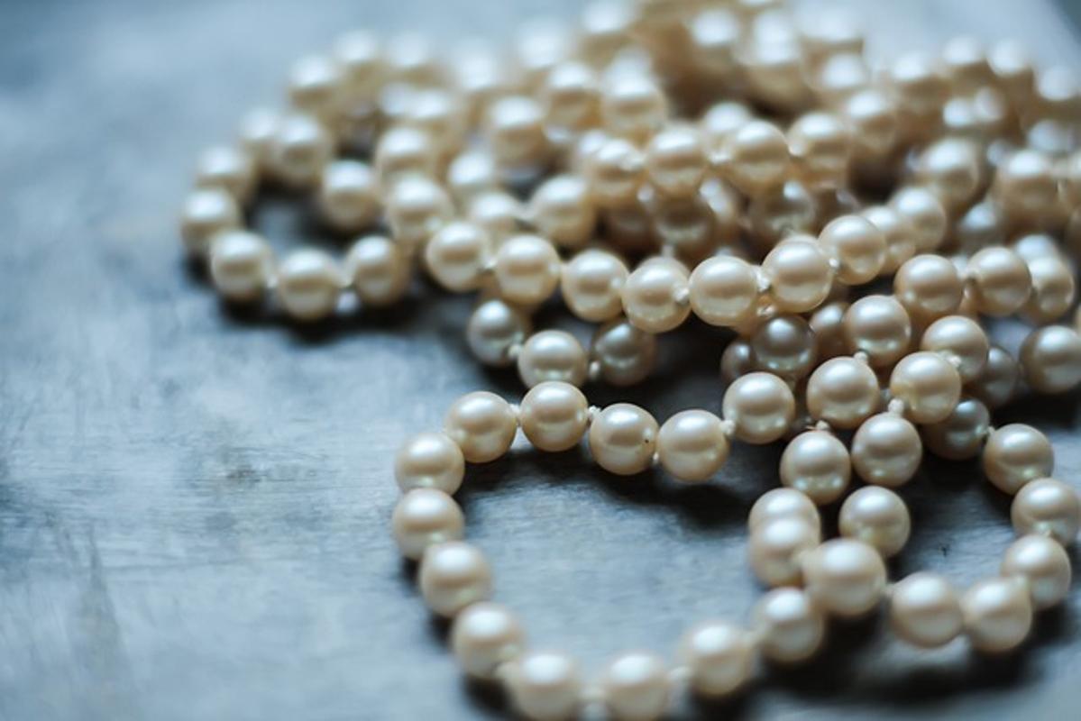 How to Bead a Pearl Necklace: A Comprehensive Guide